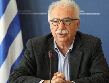 Θα ξεκινάνε στις 9 το πρωί τα μαθήματα στα σχολεία λέει ο υπουργός Παιδείας